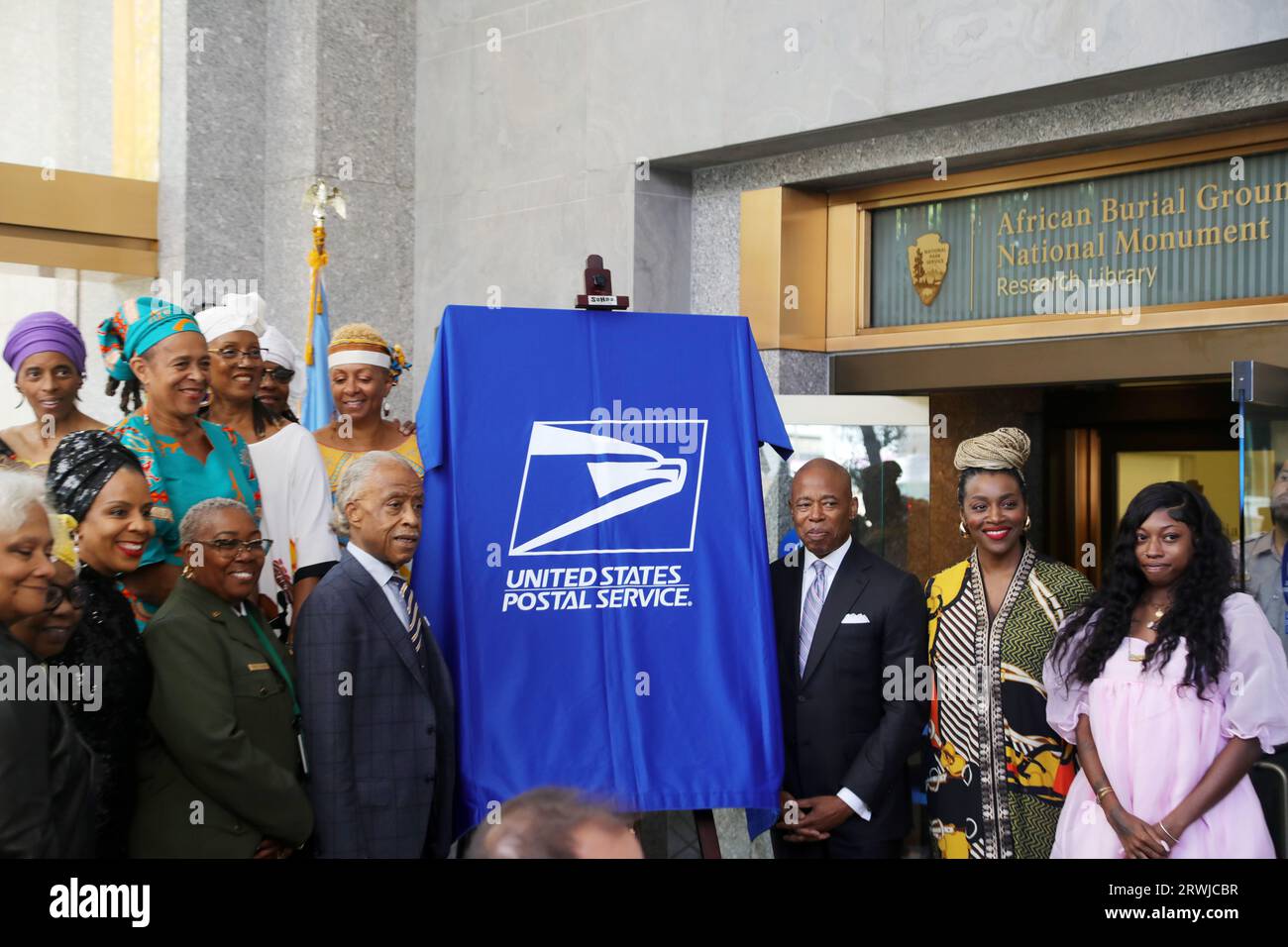 NEW YORK, NEW YORK – 19. SEPTEMBER: Laurie Cumbo, Reverend Al Sharpton, New Yorker Bürgermeister Eric Adams, Jasmine Muhammad und andere nehmen an der John Lewis Stamp-Enthüllung Teil, die am 19. September 2023 auf dem afrikanischen Begräbnisgelände in New York City stattfand. Chris Moore/MediaPunch Stockfoto