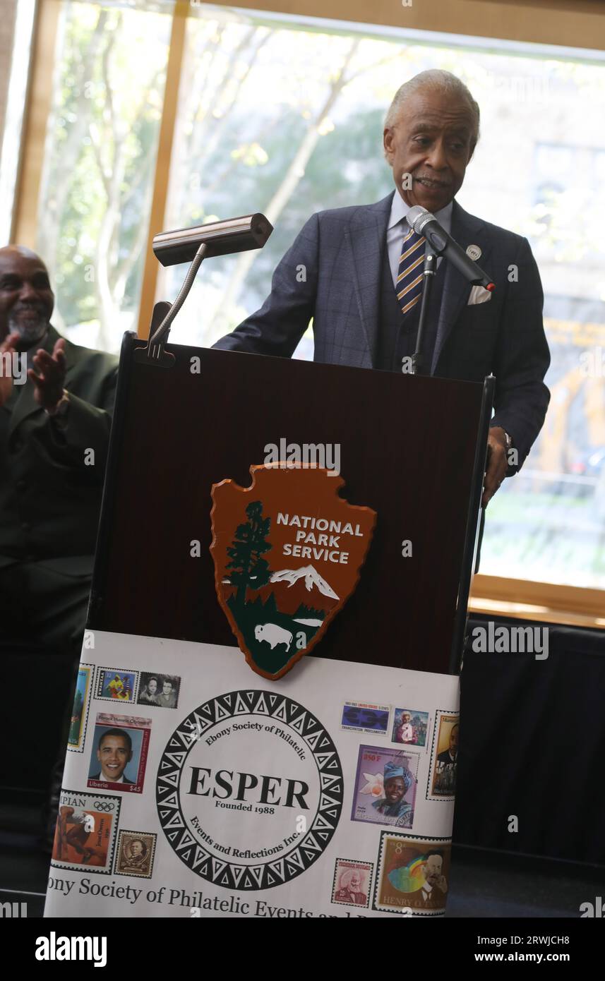 NEW YORK, NEW YORK – 19. SEPTEMBER: Reverend Al Sharpton nimmt an der John Lewis Stamp-Enthüllung Teil, die am 19. SEPTEMBER 2023 auf dem afrikanischen Begräbnisgelände in New York City stattfand. Chris Moore/MediaPunch Stockfoto