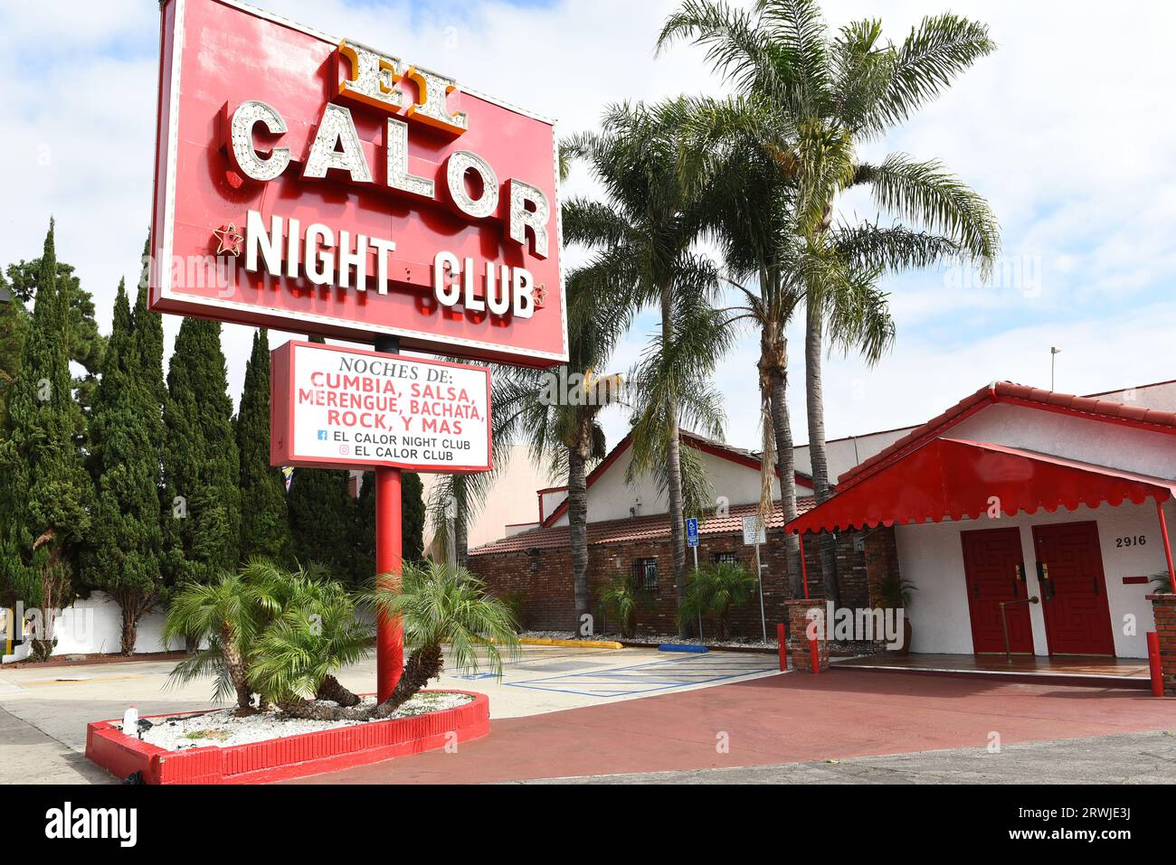 ANAHEIM, KALIFORNIEN - 17. SEPTEMBER 2023: El Calor Mexican Night Club auf der Lincoln Avenue. Stockfoto