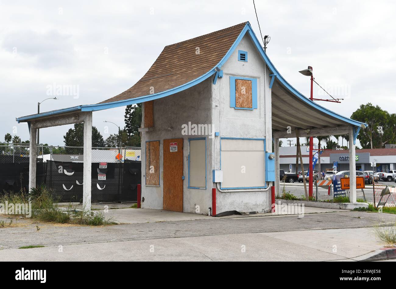 ORANGE, KALIFORNIEN - 17. SEPTEMBER 2023: Die älteste Tankstelle im Orange County an der Ecke Main Street und Palmyria wurde zum historischen lan erklärt Stockfoto