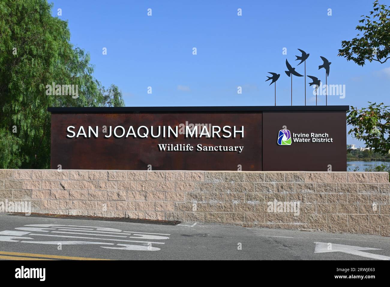 IRIVNE, KALIFORNIEN - 17. SEPTEMBER 2023: San Joaquin Marsh Wildlife Sanctuary am Eingang zum Campus Drive. Stockfoto