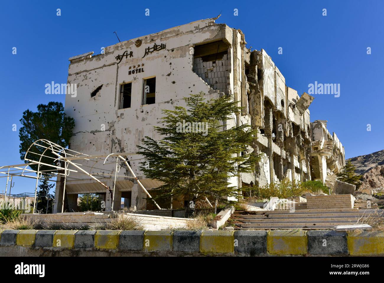 Ruinen des Safir Hotel (im Bürgerkrieg bombardiert) in Maaloula, einer aramäisch sprechenden christlichen Stadt, die auf zerklüfteten Bergen in Syrien erbaut wurde Stockfoto