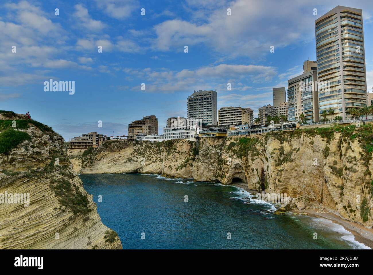 Moderne Gebäude, schicke Hotels und Cafés mit Blick auf die Pigeon Rocks im Mittelmeer, von El Delie aus gesehen - Rouche, Beirut, Libanon Stockfoto
