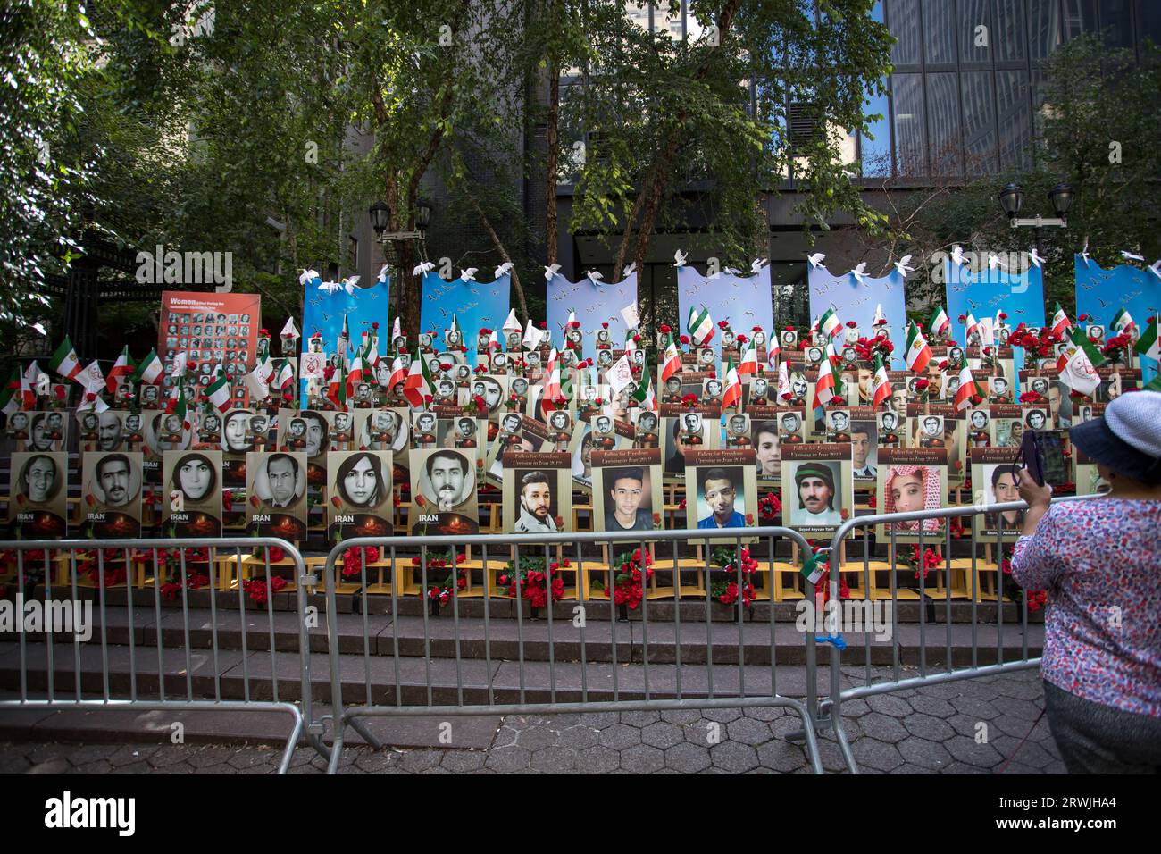 New York, New York. September 2023. Während der 78. Tagung der Generalversammlung der Vereinten Nationen (UNGA) am 19. September 2023 in New York nehmen die Menschen an einem Protest gegen das iranische Regime vor dem Hauptquartier der Vereinten Nationen Teil. Staats- und Regierungschefs aus der ganzen Welt werden inmitten mehrerer globaler Krisen anwesend sein, wie Russlands illegaler Krieg gegen die Ukraine und der Klimanotstand. Quelle: Brasilien Photo Press/Alamy Live News Stockfoto