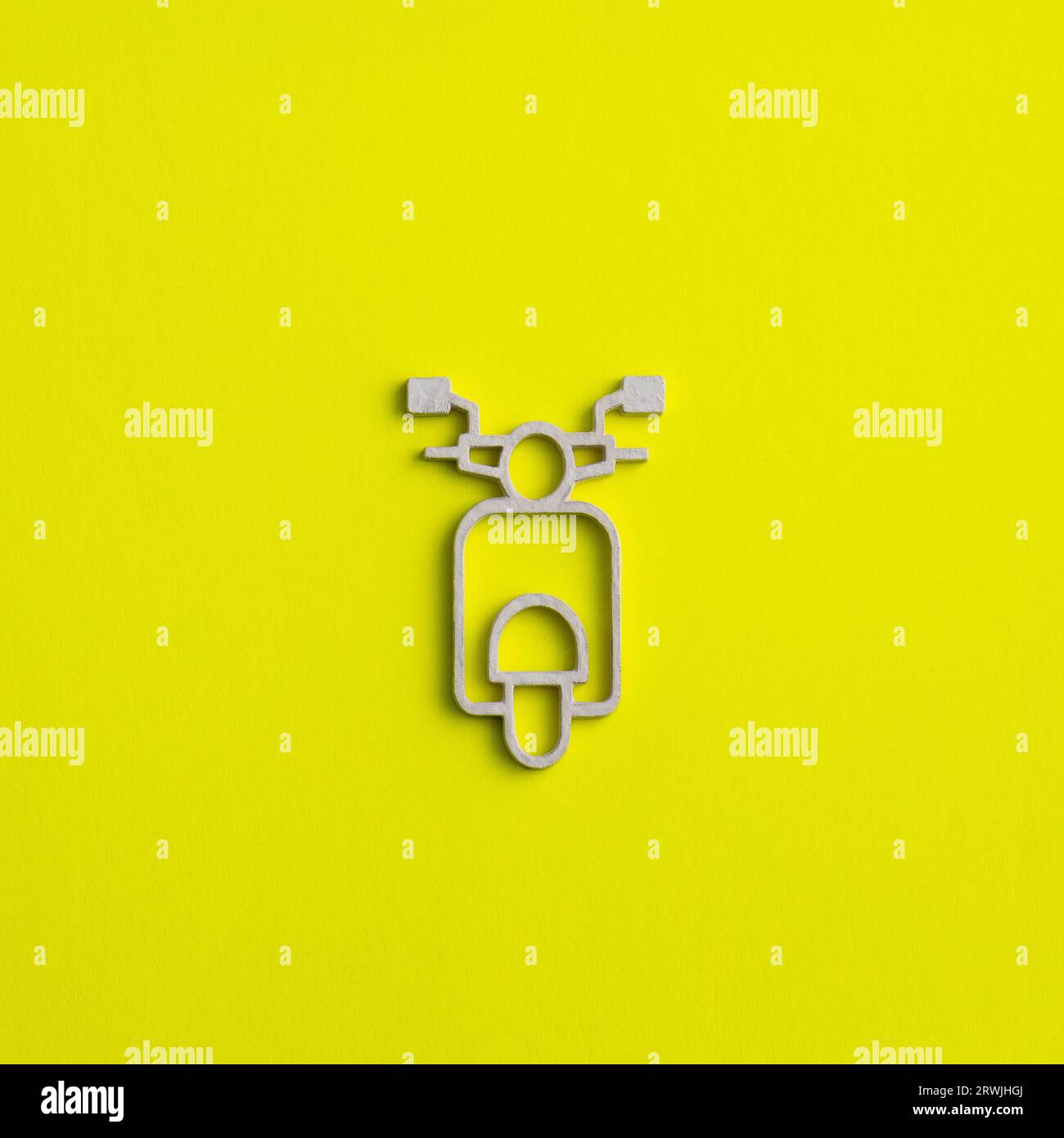 Motorradsymbol auf gelbem Hintergrund – Konzept für Elektromotorräder Stockfoto