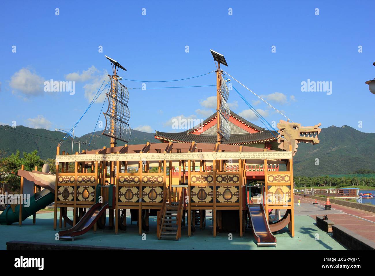 9. September 2023: Jinhaeru in Jinhae, Jinhae-gu, Changwon-si, Gyeongsangnam-do, Südkorea; ein Schildkrötenschiff (Geobukson) in der Nähe des Yi Sun Shin Square. Stockfoto