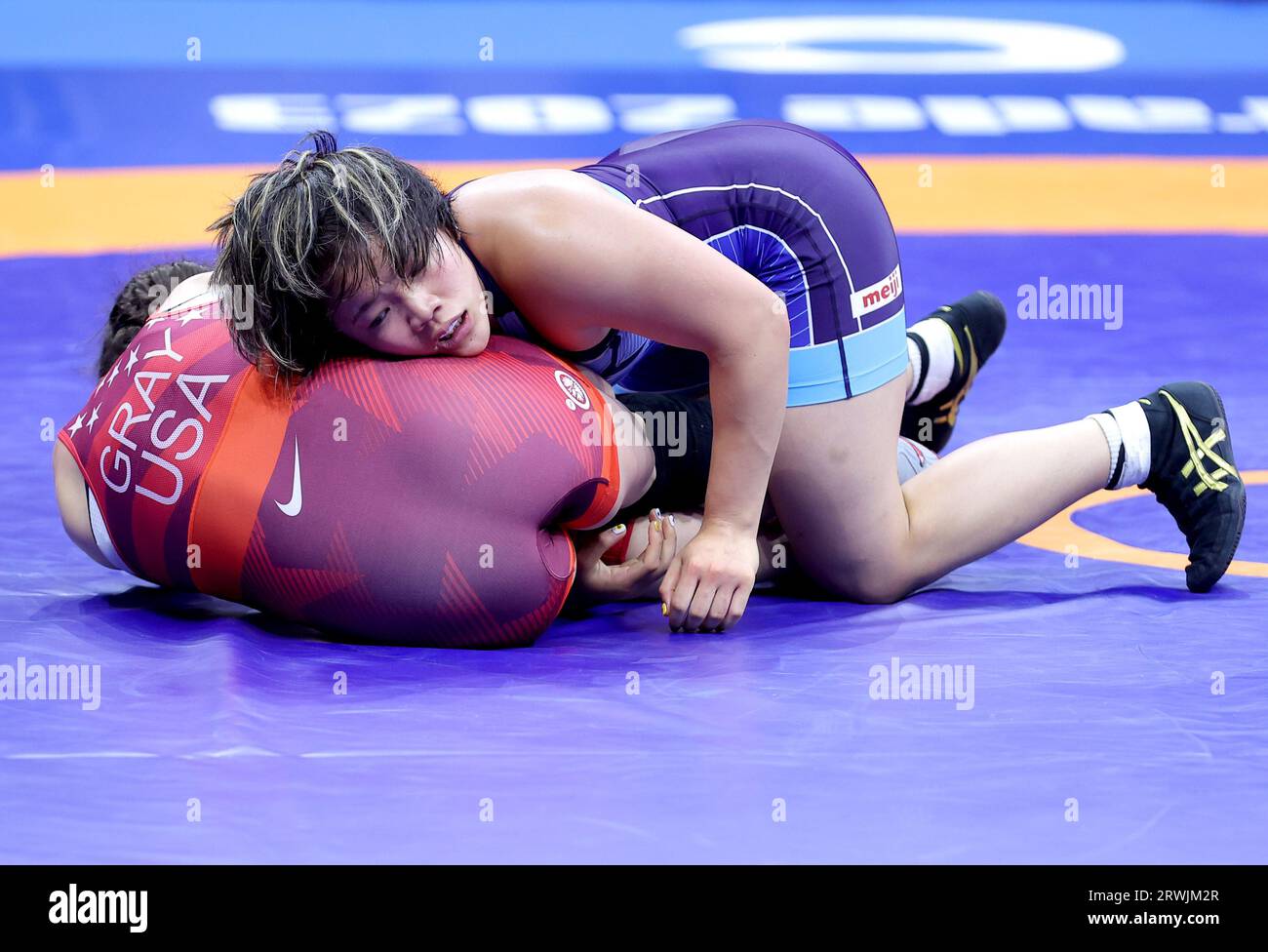 Belgrad. September 2023. Die Japaner Yuka Kagami (TOP) und Adeline Gray aus den Vereinigten Staaten treten während des Viertelfinals der 76 kg schweren Freestyle-Kategorie der Frauen bei den Wrestling-Weltmeisterschaften 2023 in Belgrad, Serbien, am 19. September 2023 an. Quelle: Predrag Milosavljevic/Xinhua/Alamy Live News Stockfoto