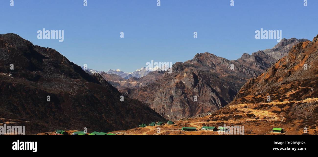 Zick-Zack-Berg-Schotterstraße durch das wunderschöne alpine Tal und die abgelegene Landschaft von tawang, umgeben von schneebedeckten himalaya-Bergen Stockfoto