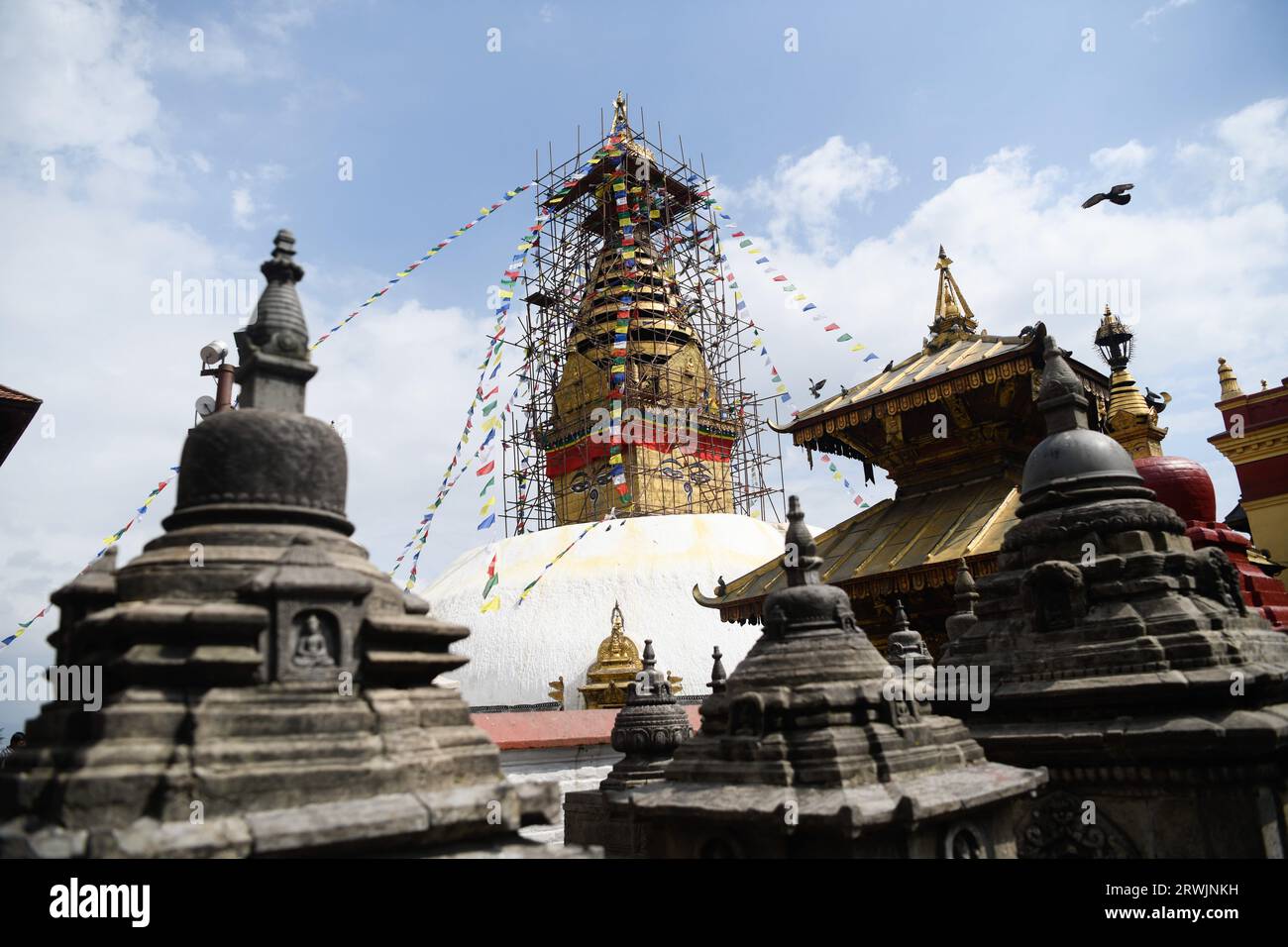 Kathmandu, Nepal. September 2023. Touristen und buddhistische Anhänger besuchen die Swayambhunath Stupa im Westen von Kathmandu. (Bild: © Piyas Biswas/SOPA Images via ZUMA Press Wire) NUR REDAKTIONELLE VERWENDUNG! Nicht für kommerzielle ZWECKE! Stockfoto