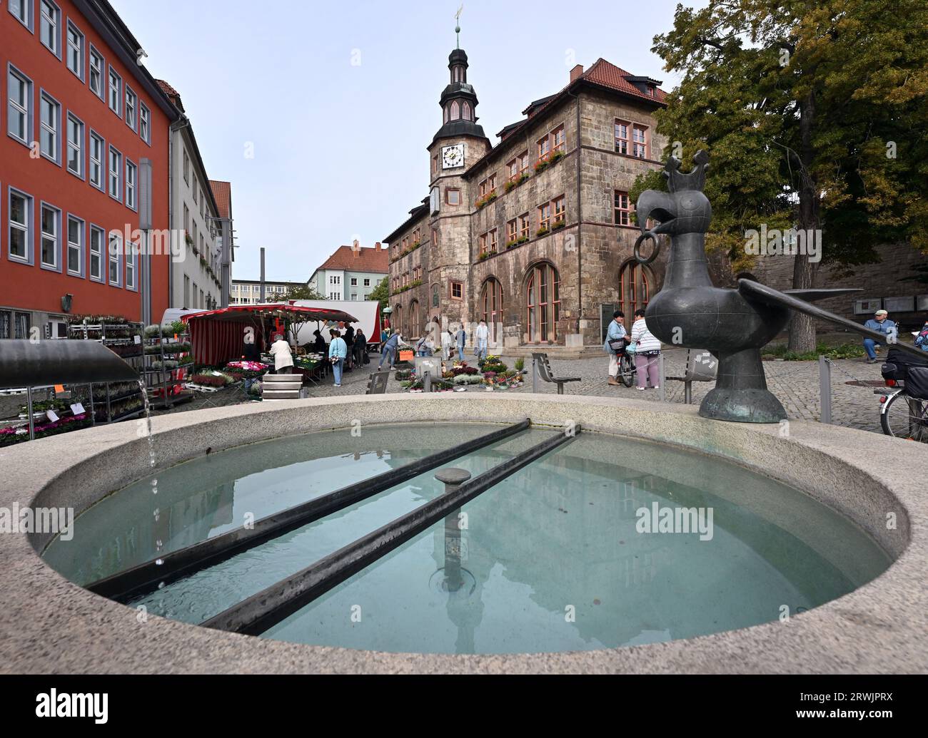 Nordhausen, Deutschland. September 2023. Aarbrunnen vor dem Altstadthaus Nordhausen. Die Stichwahl zum Oberbürgermeister von Nordhausen findet am 24. September statt. Wahlberechtigte können zwischen dem AfD-Kandidaten Jörg Prophet und dem Amtsinhaber Kai Buchmann (unabhängig) wählen. Der Prophet hatte in der ersten Runde rund 42 Prozent der Stimmen erhalten. Er war der erste AfD-Bürgermeister in Deutschland. Quelle: Martin Schutt/dpa/Alamy Live News Stockfoto