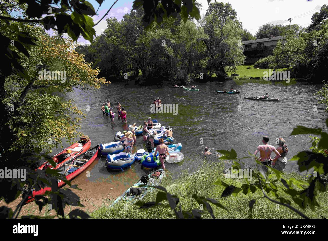 Dexter, Michigan, USA. August 2023. Kanufahren, Kajakfahren und Tubing auf dem Huron River in Dexter. (Bild: © Mark Bialek/ZUMA Press Wire) NUR REDAKTIONELLE VERWENDUNG! Nicht für kommerzielle ZWECKE! Stockfoto