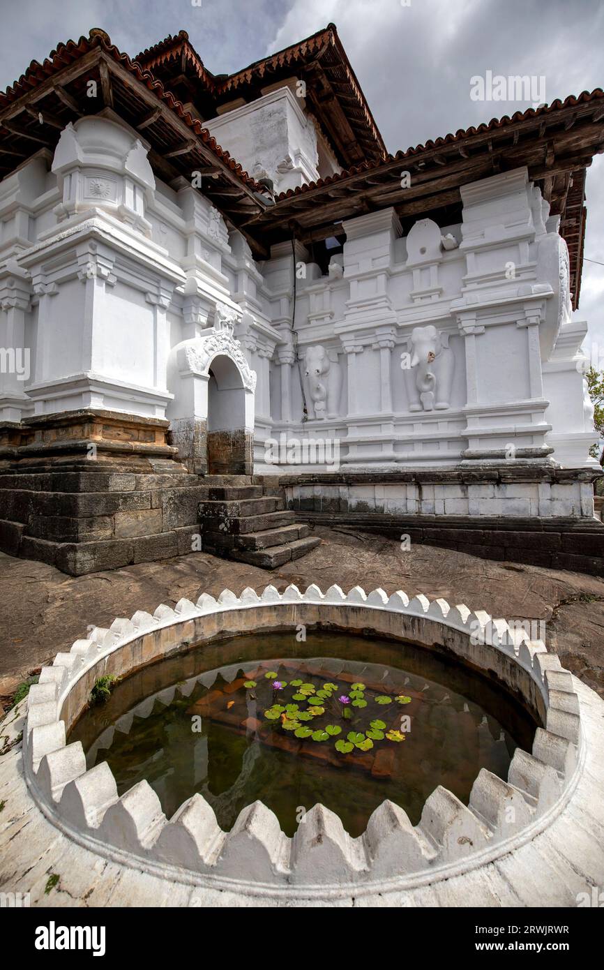 Das Sri Lankathilaka Rajamaha Viharaya in Rabbegamuwa bei Kandy in Sri Lanka. Der Tempel stammt aus dem Jahr 1344 n. Chr. Stockfoto