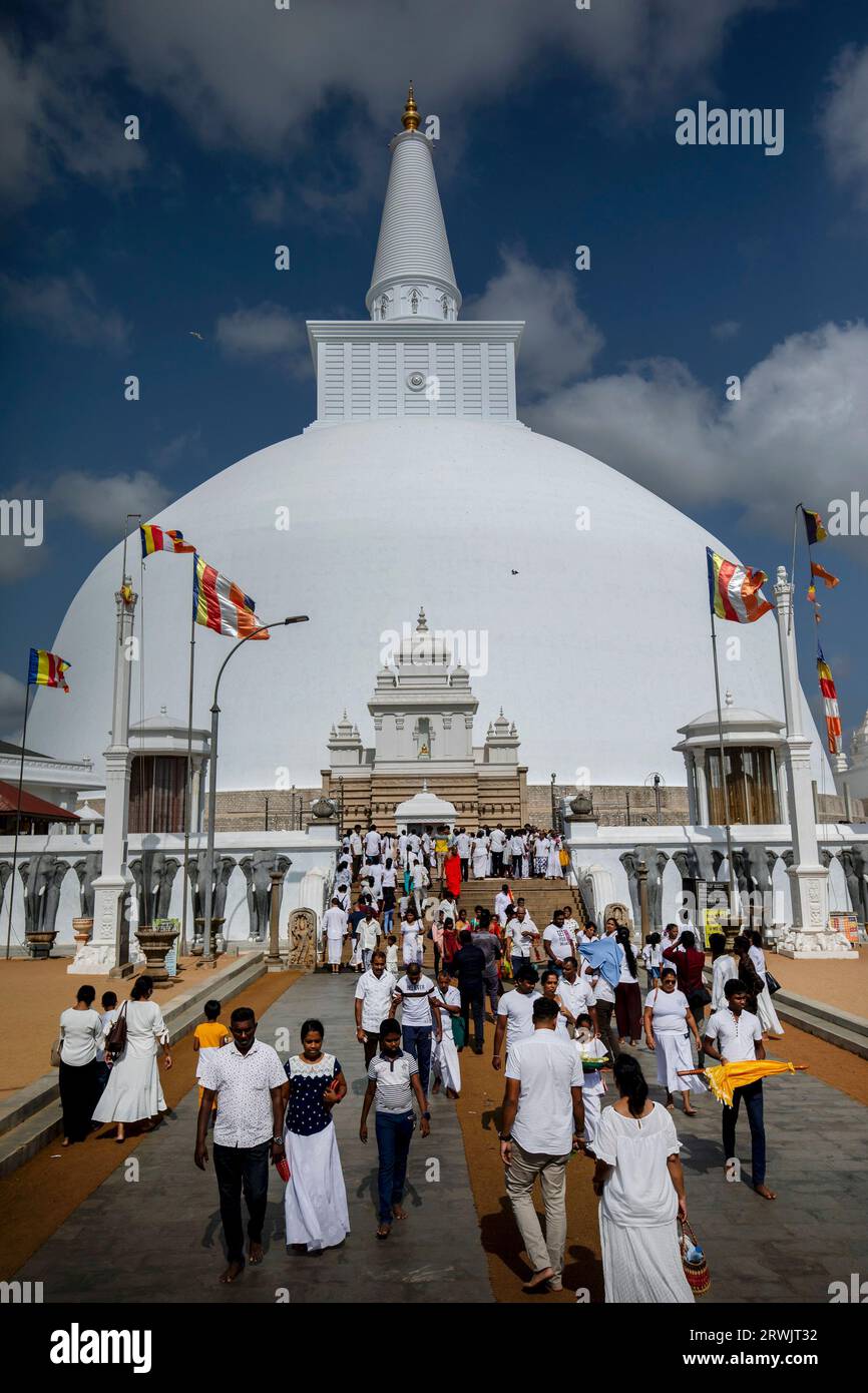 Eine Menschenmenge, die Ruvanvelisaya Dagoba in der antiken Stadt Anuradhapura in Sri Lanka besucht. Stockfoto