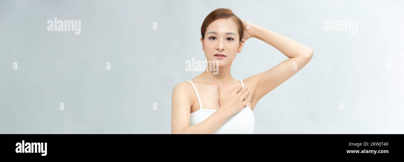Achselepilation, Haarentfernung aus dem Lacer. Junge Frau zeigt saubere Achselhöhlen. Banner Stockfoto