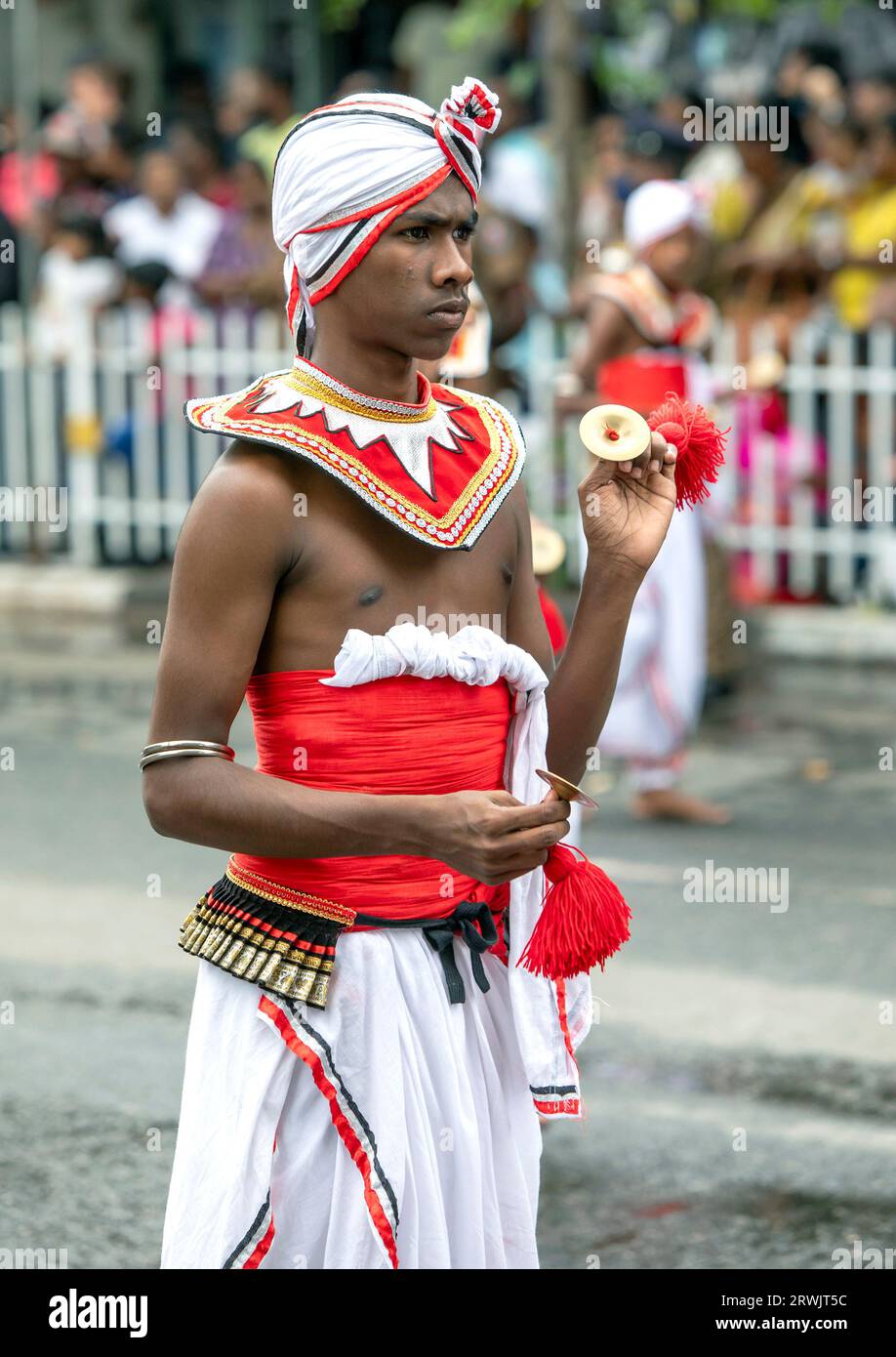 Während des Tages Perahera (große Prozession) tritt ein Beckenspieler auf einer Straße in Kandy auf. Stockfoto