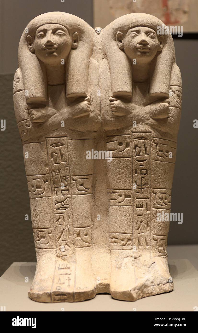 Ägyptische Statuten isoliert auf grauem Hintergrund Stockfoto