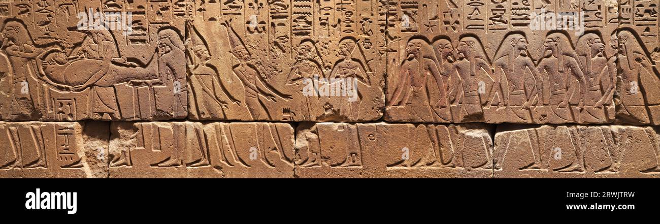 Panoramabild mit ägyptischem Stein, der eine Grabzeremonie zeigt Stockfoto