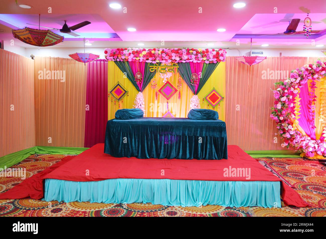 Wunderschöne Dekoration im Mehendi Veranstaltungsort in indien Stockfoto