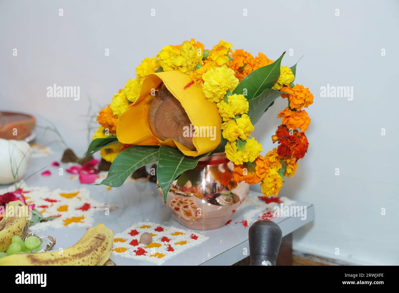 Nahaufnahme von pooja kalash mit Kokos während pooja Stockfoto