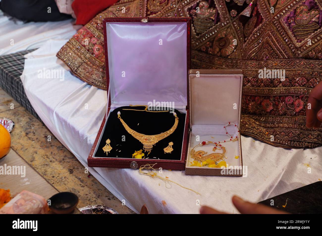 Nahaufnahme von echtem Goldschmuck in der Box während der Hochzeit Stockfoto