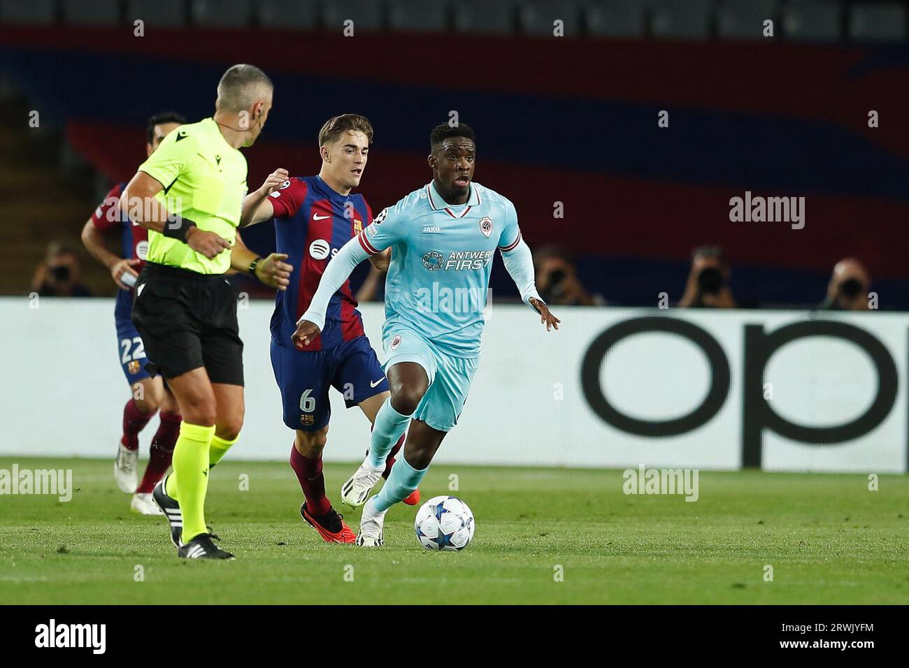 Barcelona, Spanien. September 2023. Mandela Keita (Antwerpen) Fußball/Fußball : UEFA Champions League Gruppenphase Gruppe H Spiel zwischen dem FC Barcelona 5-0 Royal Antwerp FC bei den Estadi Olimpic Lluis Companys in Barcelona, Spanien. Quelle: Mutsu Kawamori/AFLO/Alamy Live News Stockfoto