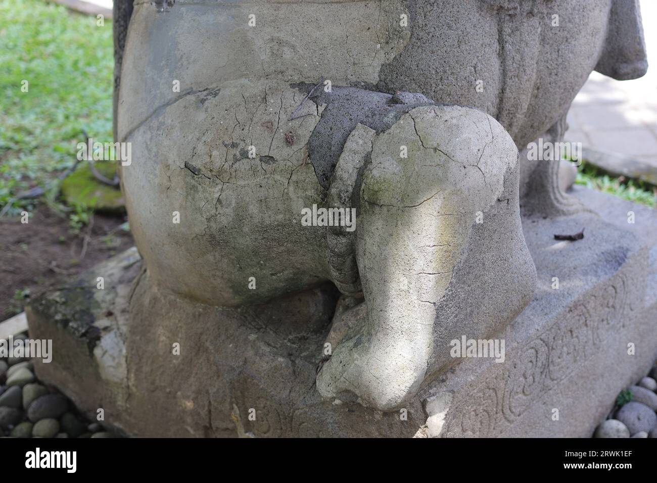 Dwarapala ist eine Statue eines Tores oder Türpflegers im Hinduismus und Buddhismus, in Form eines Menschen oder eines Monsters, im Museum Sonobudoyo. Yogyakarta, Stockfoto