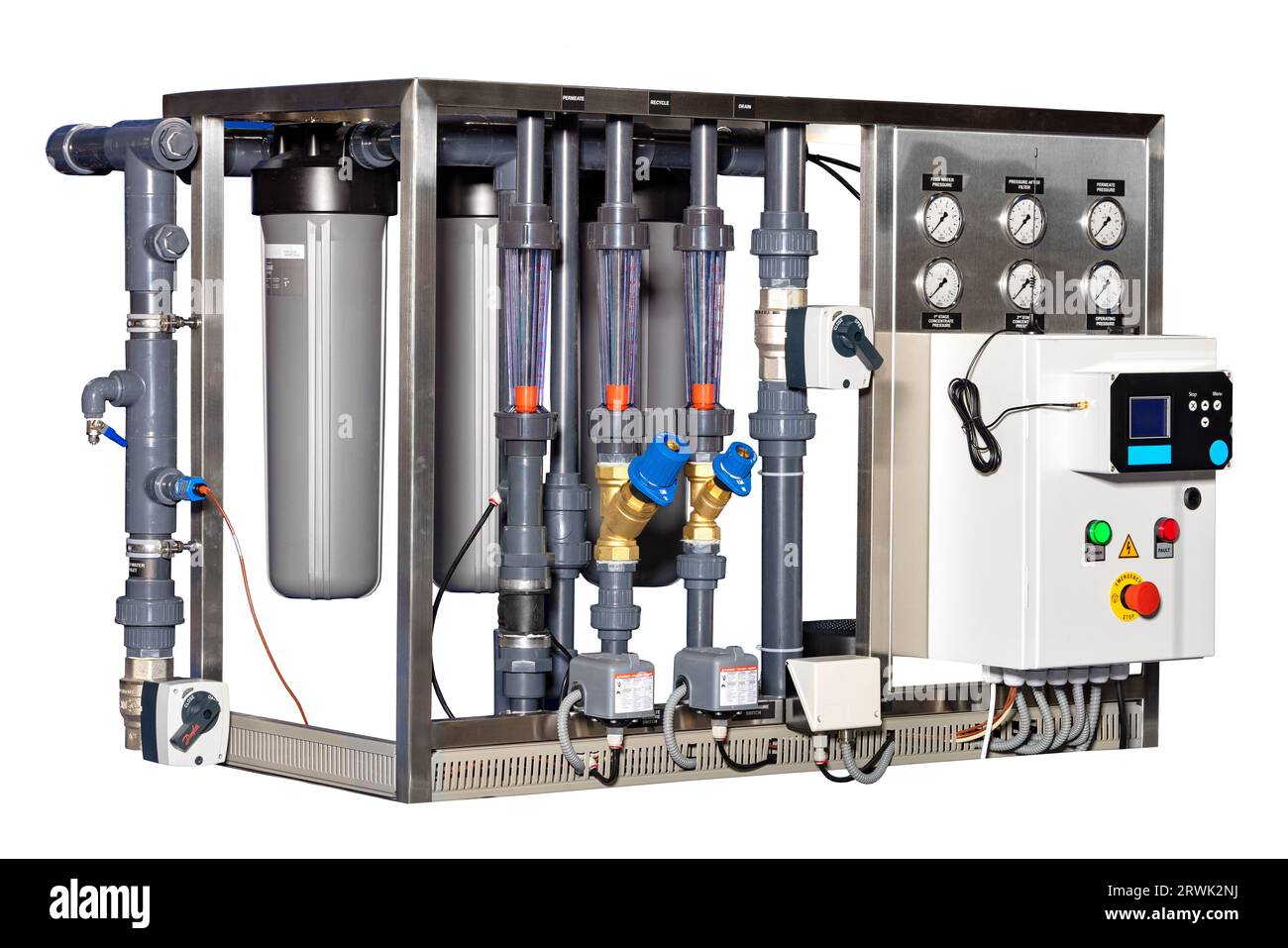 Modulare Architektur des Umkehrosmose-Wasseraufbereitungssystems für verschiedene Anwendungen. Stockfoto