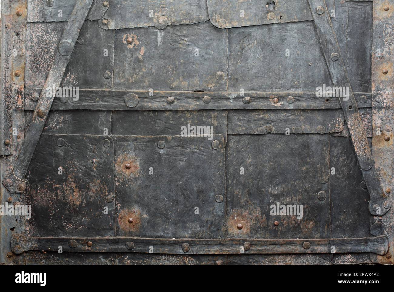 Textur einer alten rostigen und verwitterten Eisentür Stockfoto
