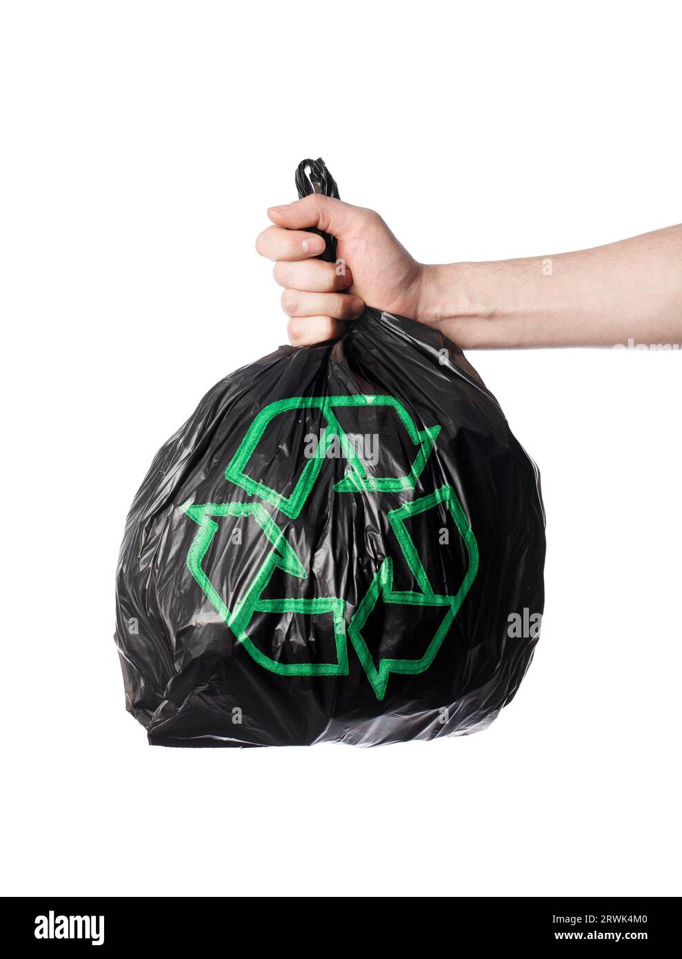 Mann, der einen schwarzen Müll mit grünem Recycling-Symbol auf der Rückseite hält Stockfoto