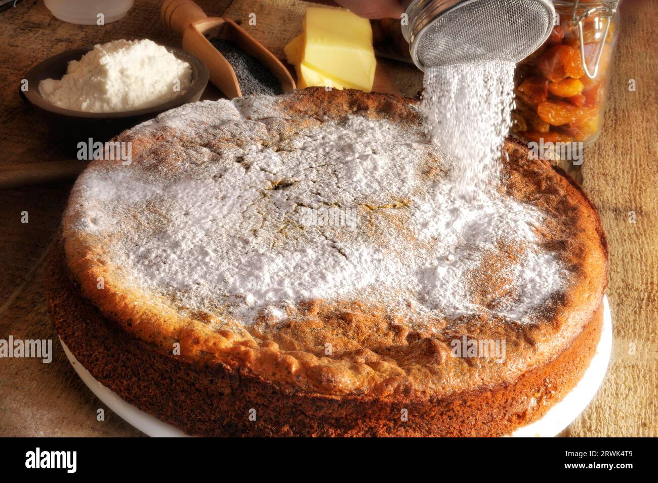 Mohnkuchen mit Puderzucker bestreuen Stockfoto