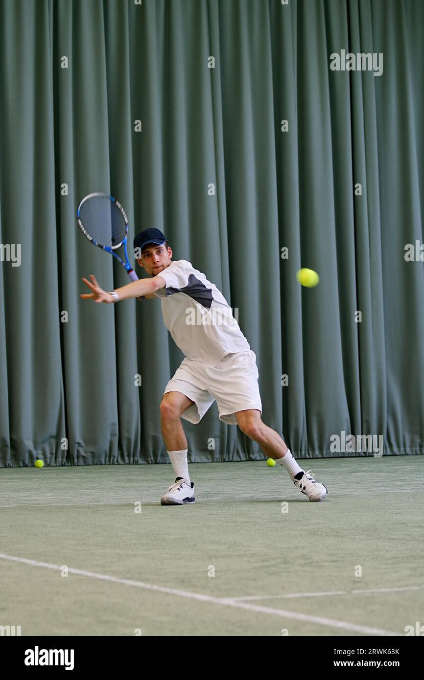 Tennisspieler macht einen Vorschuss Stockfoto