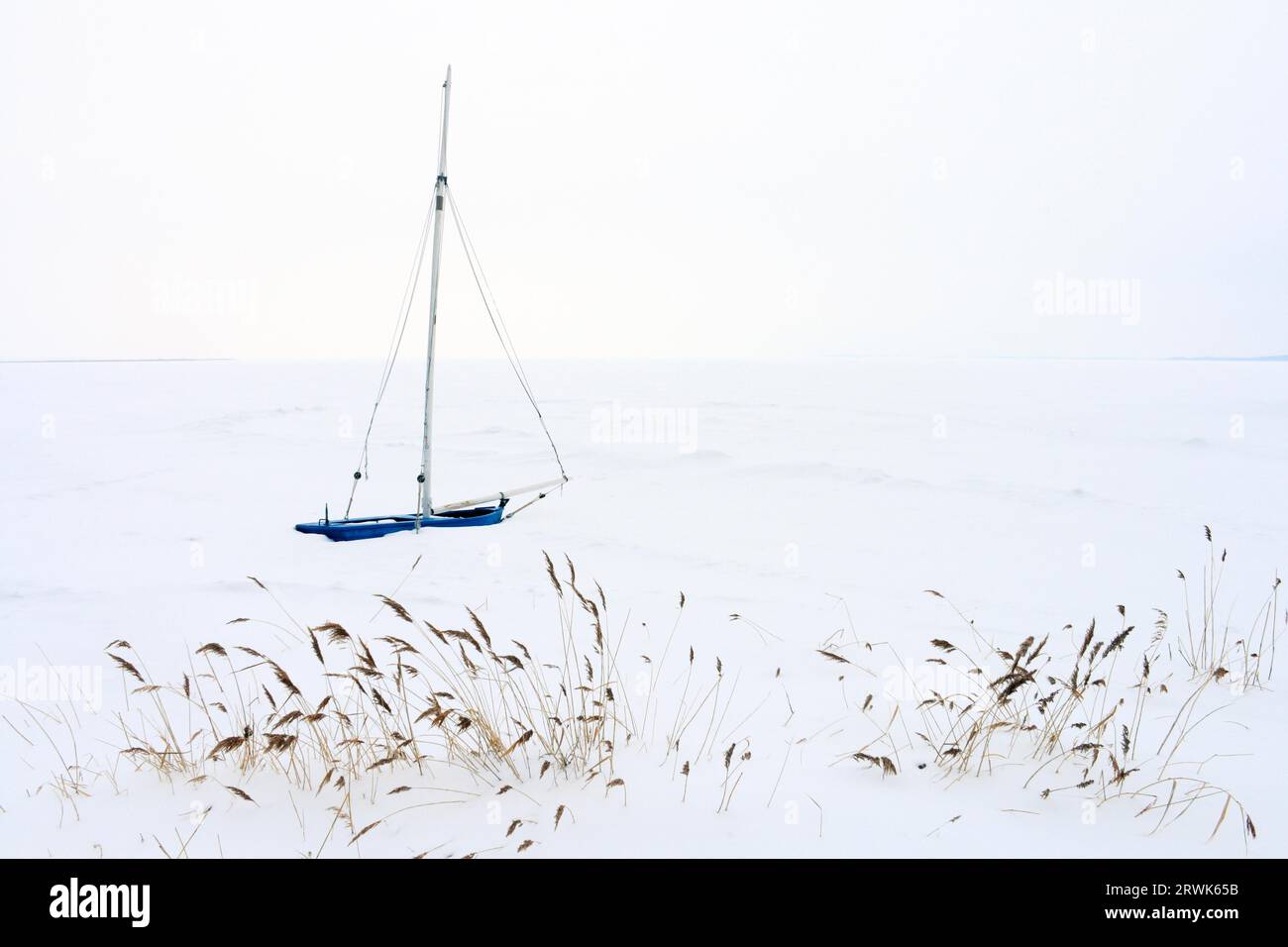 Gefrorenes Segelboot mit Schnee bedeckt am Saaler Bodden, Fischland-Darss Stockfoto