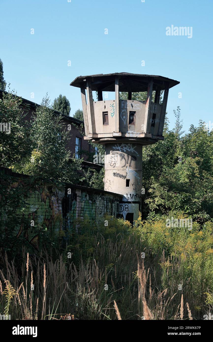 Alter baufälliger Wachturm in Berlin-Weissensee Stockfoto