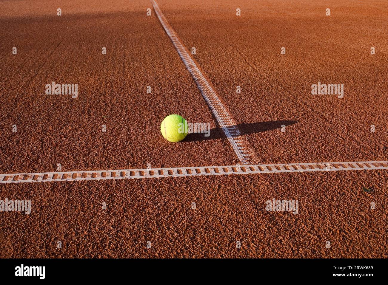 Tennisball auf dem Sandplatz Stockfoto