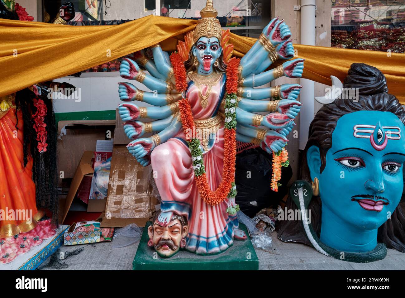 Bunte Plastik-Statuen von hinduistischen Gottheiten, die vor einem Hindugeschäft in Pahurat (Phahurat), einem kleinen indischen Viertel in Bangkok, Thailand, platziert sind Stockfoto