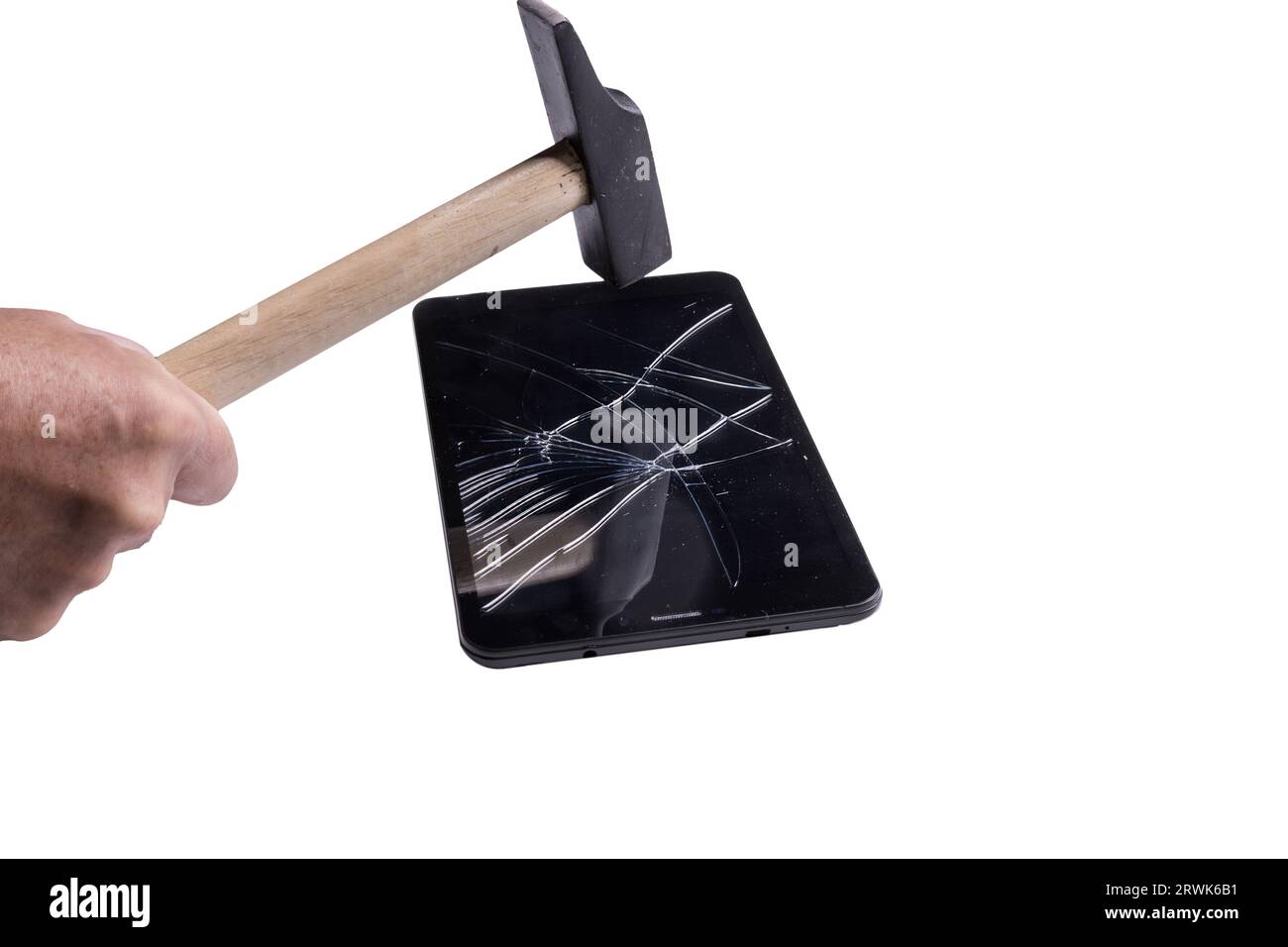 Ein kleines Tablet mit einem kaputten Bildschirm auf einer transparenten Oberfläche Stockfoto