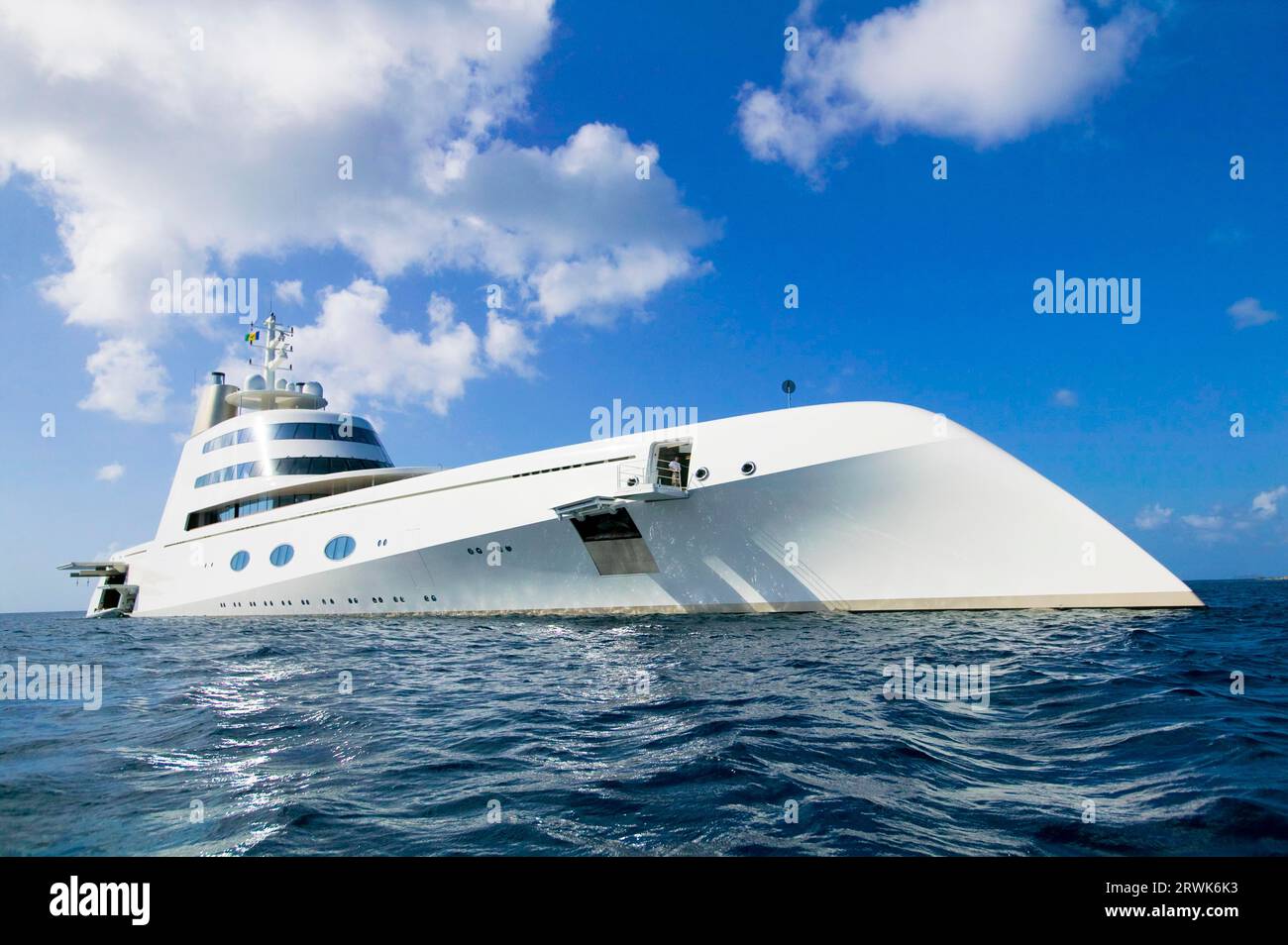 Futuristische Motoryacht in der Karibik Stockfoto