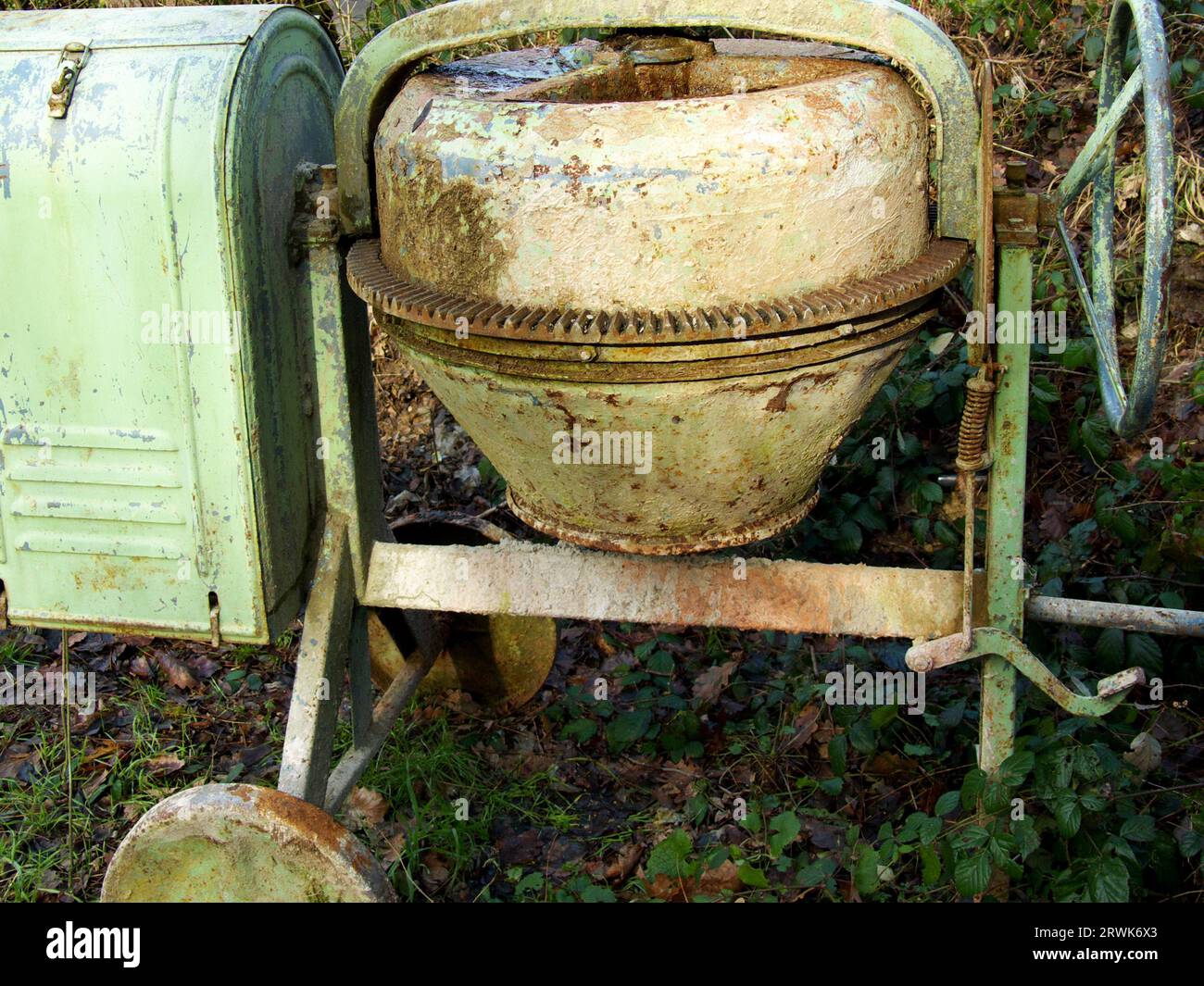 Älteres Modell eines Zementmischers im Grünen, Detail Stockfoto