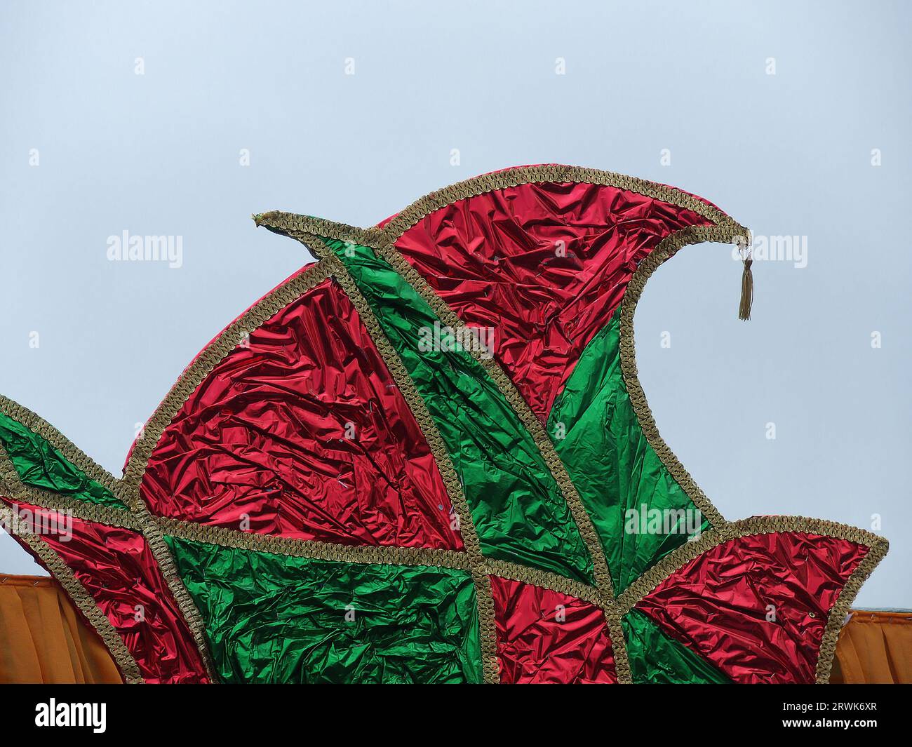 Rot-grüne Narrenmütze, als Dekoration eines Karnevalsschwimmers Stockfoto