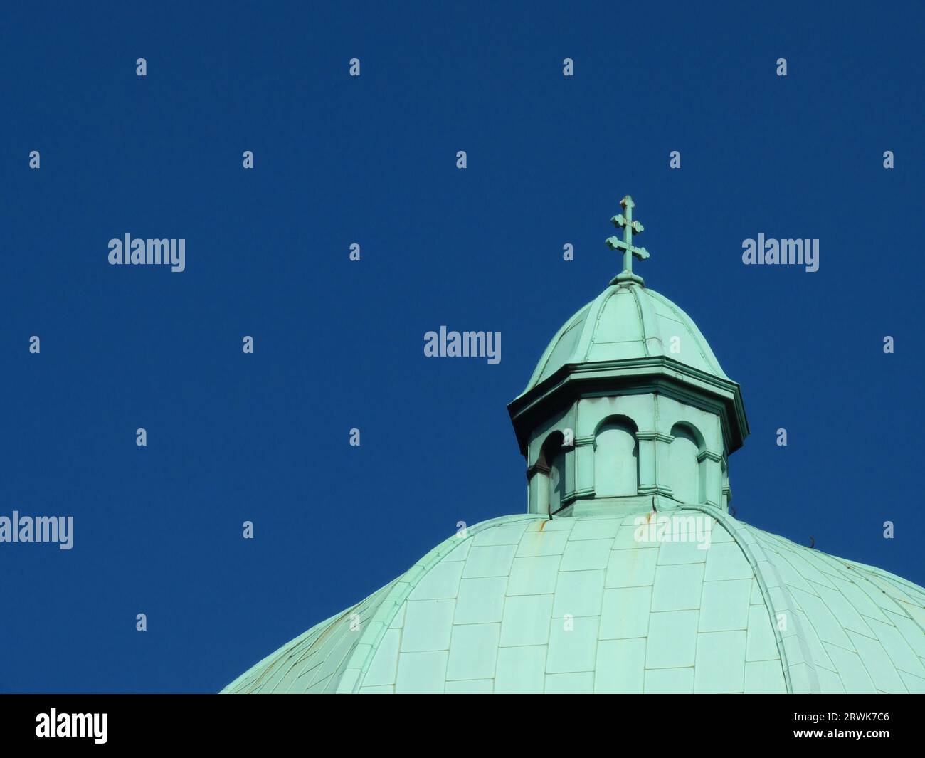 Grüne Kuppel der Kirche Saint Croix in Creutzwald, Frankreich, Hintergrund blauer Himmel, Detail Stockfoto