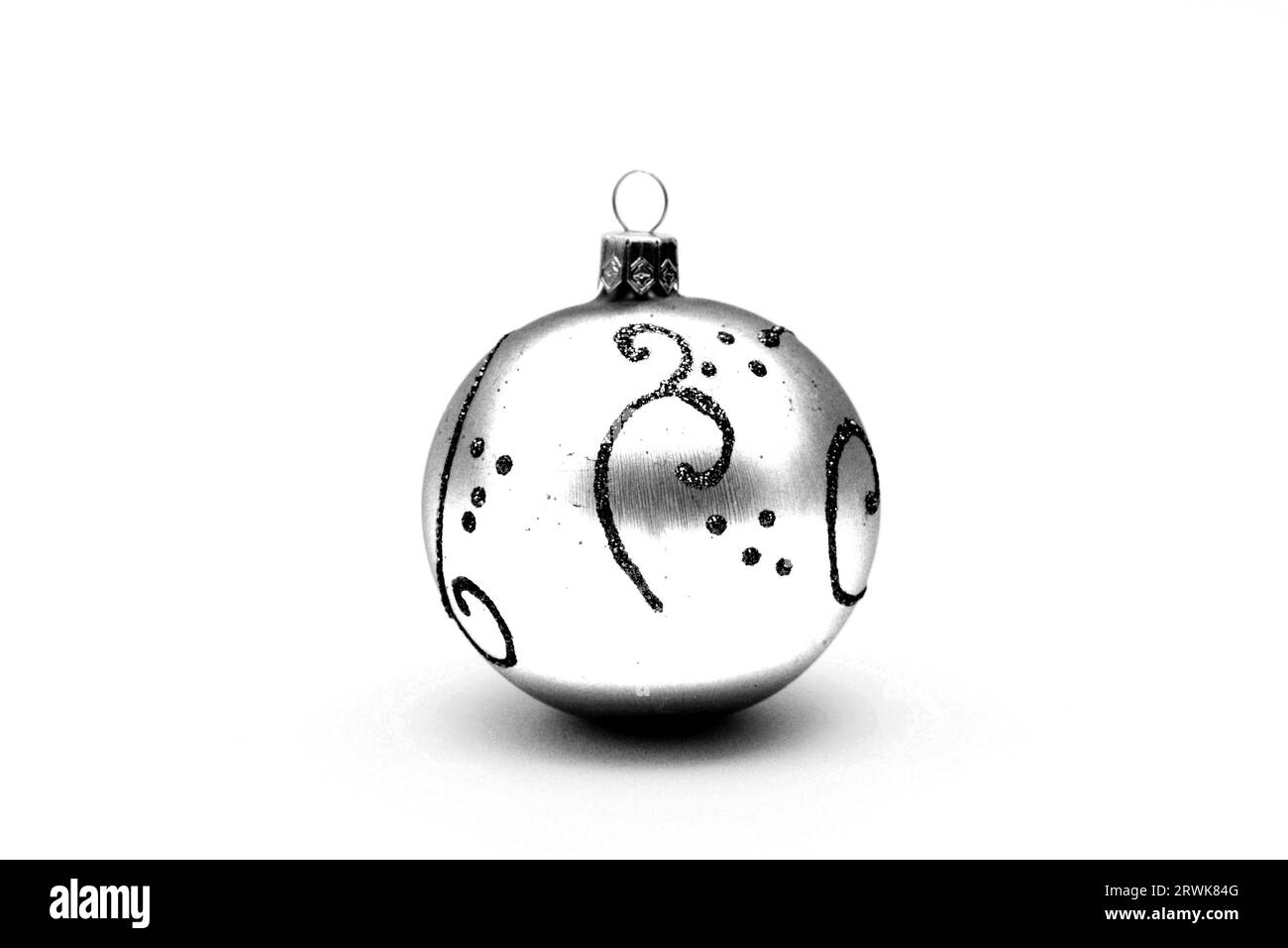 Dunkelblaue weihnachtskugel mit Goldmuster isoliert auf weißem Hintergrund Stockfoto