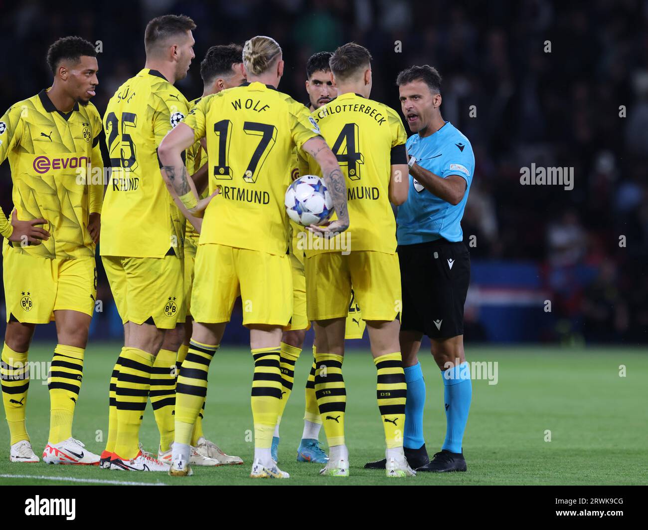 Paris, Frankreich. September 2023. Referent Jesus Gil Manzano (1. R) spricht mit den Spielern von Borussia Dortmund während des 1. Runde-Fussballspiels der UEFA Champions League in der Gruppe F zwischen Paris Saint-Germain (PSG) und Borussia Dortmund (BVB) im Parc des Princes Stadion in Paris, Frankreich, 19. September 2023. Quelle: Gao Jing/Xinhua/Alamy Live News Stockfoto