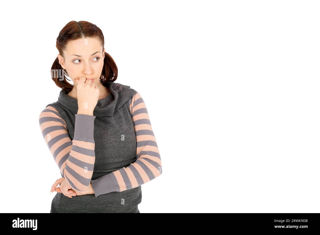 Casual Mädchen in nachdenklicher Pose, die wir auf der rechten Seite des Bildes isoliert auf weißem Hintergrund Stockfoto