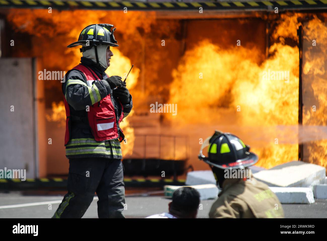 Mexiko-Stadt, Mexiko. September 2023. Feuerwehrleute nehmen am 19. September 2023 an der zweiten Nationalen Drill 2023 in Mexiko-Stadt, der Hauptstadt Mexikos, Teil. Quelle: Francisco Canedo/Xinhua/Alamy Live News Stockfoto