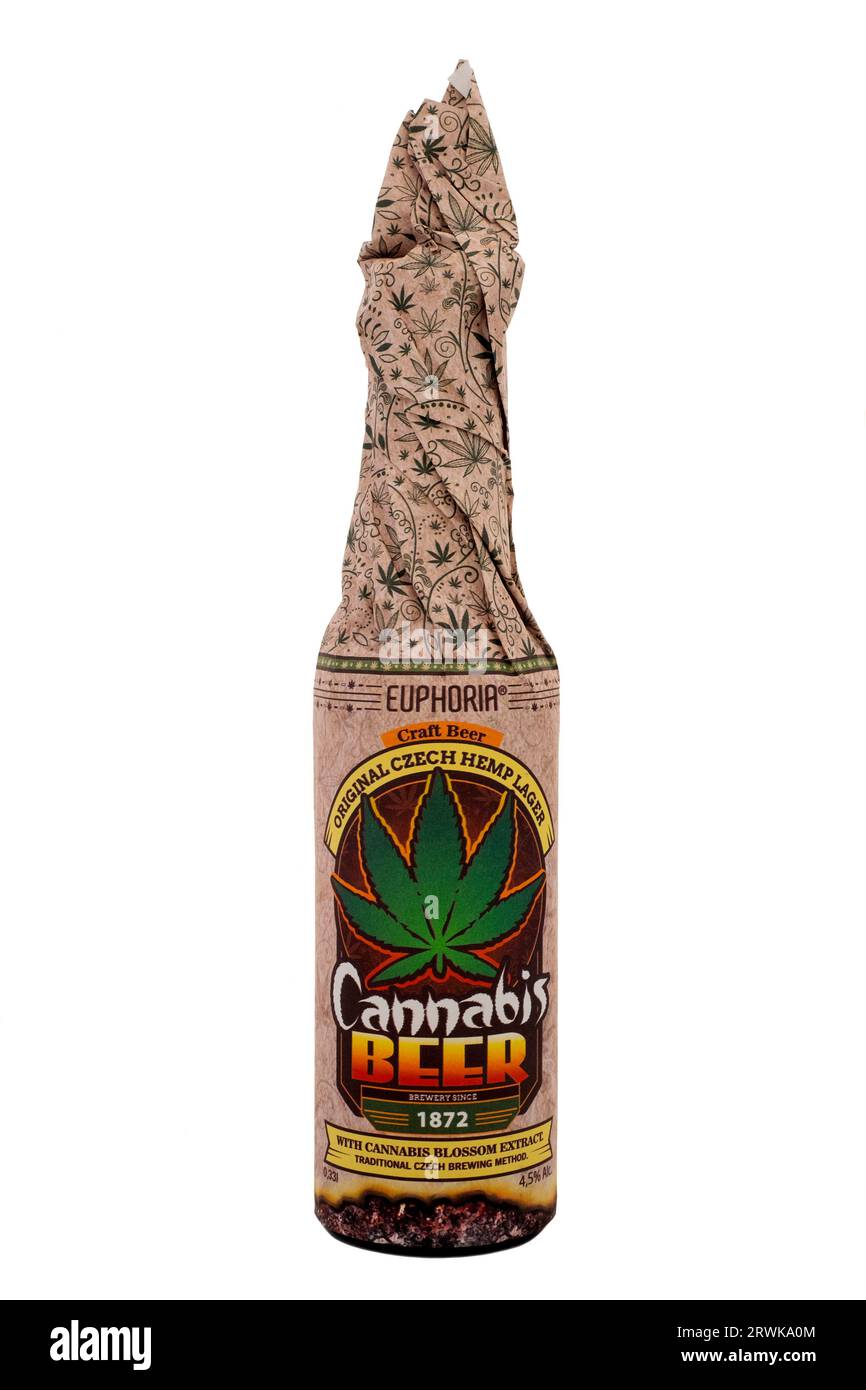 Eine Flasche tschechischer Euphorie mit Hanfgeschmack, Lagerbierpapier, ausgeschnitten auf weißem Hintergrund Stockfoto