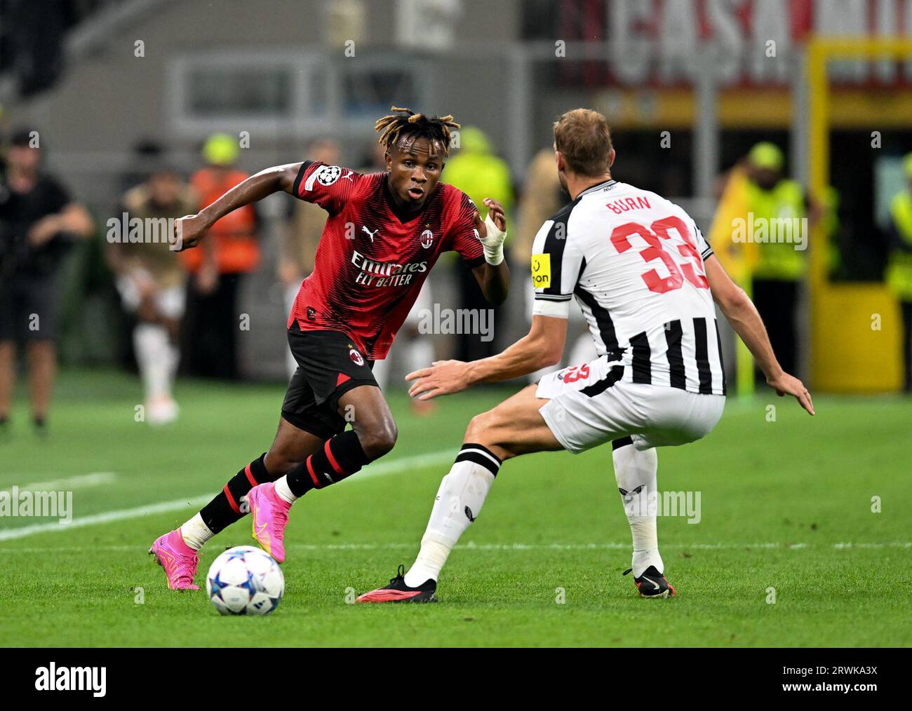 Mailand, Italien. September 2023. Samu Chukwueze (L) von AC Mailand bestreitet am 19. September 2023 mit Dan Burn von Newcastle United beim UEFA Champions League-Spiel in der Gruppe F in Mailand. Quelle: Str/Xinhua/Alamy Live News Stockfoto