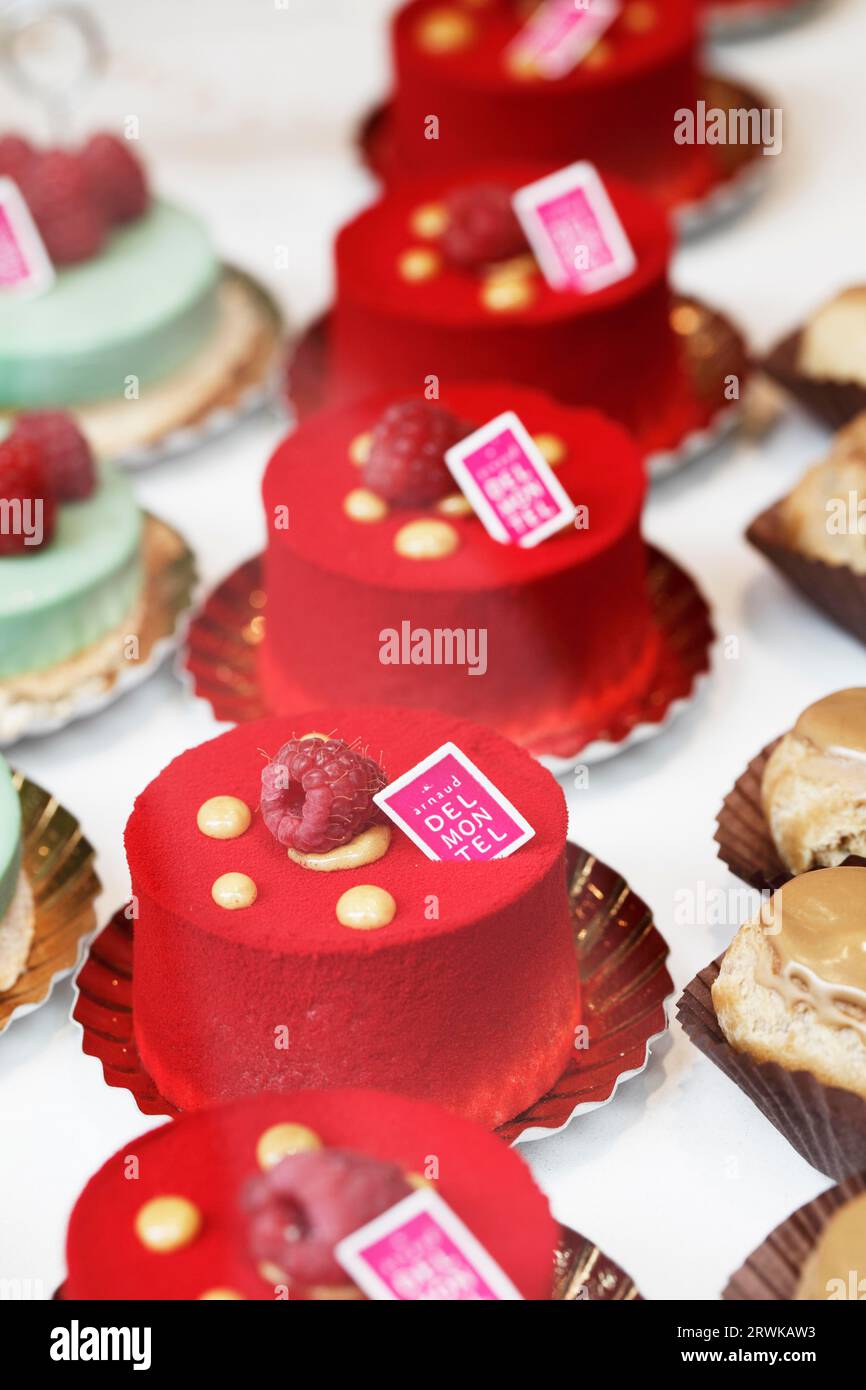 Süßes Gebäck im Fenster einer französischen Bäckerei Stockfoto