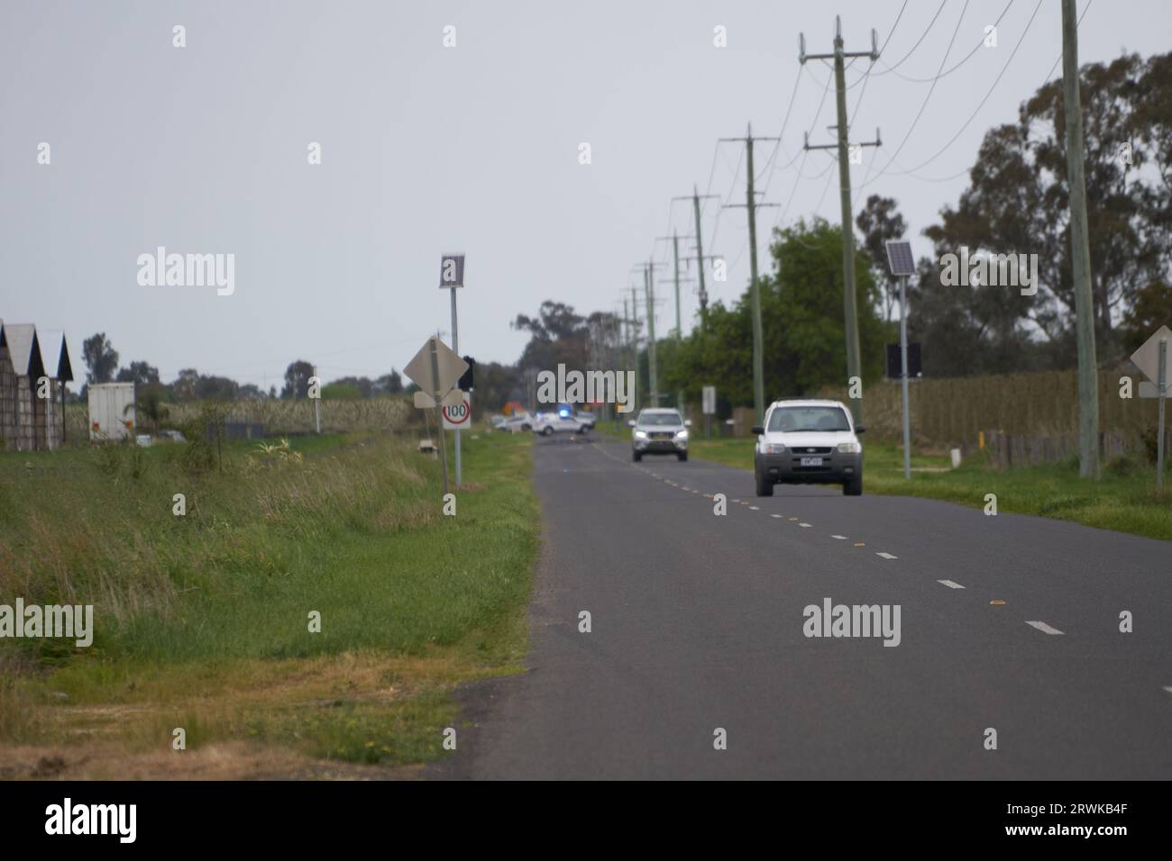 Turnbull Rd Ardmona Victoria Australien 20. September 2023 Polizeiwagen hatten den Abschnitt der Turnbull Road abgesperrt, wo der bewaffnete flüchtige Stanley Turvey von Offizieren der Spezialeinsatzgruppe erschossen worden war, die die Adresse besucht hatten. Credit PjHickox/Alamy Live News Stockfoto