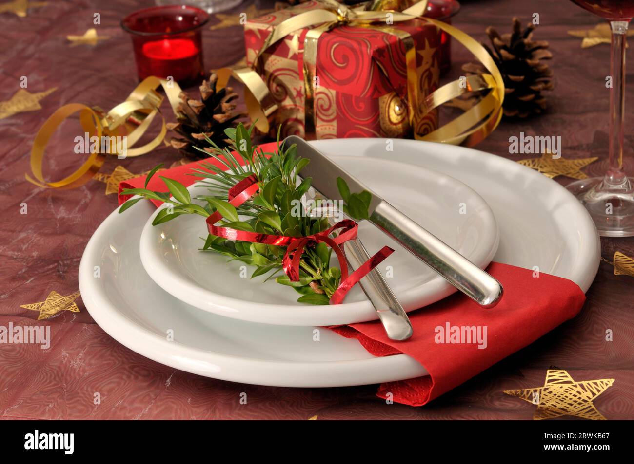 Festlich gedeckter Esstisch zu Weihnachten Stockfoto