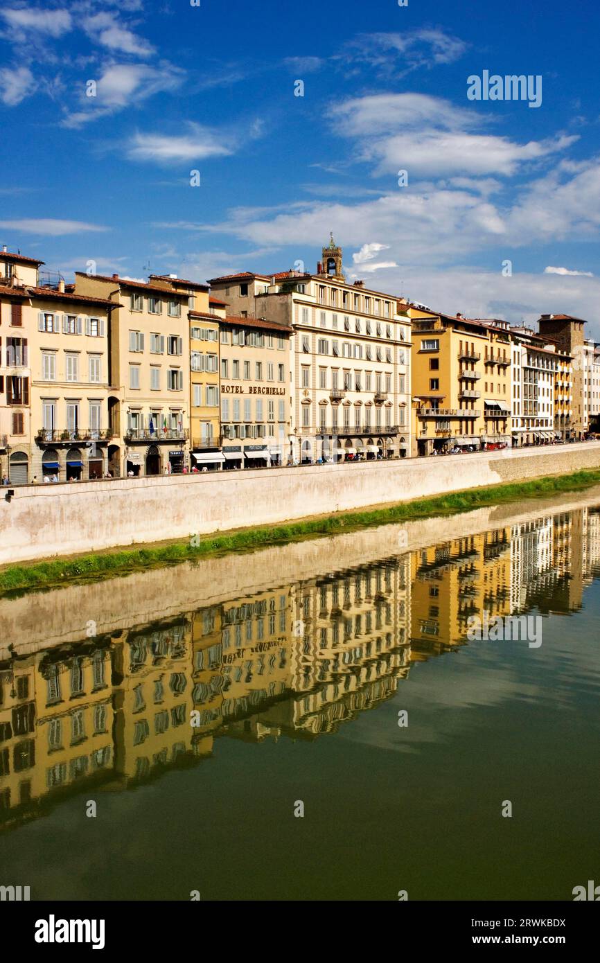 Am Ufer des Arno mit dem Stadtturm im Hintergrund, Florenz Stockfoto